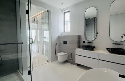 5 bedroom Semidetached triplex