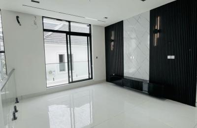 5 bedroom Semidetached triplex