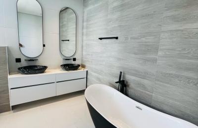 5 bedroom Semidetached triplex