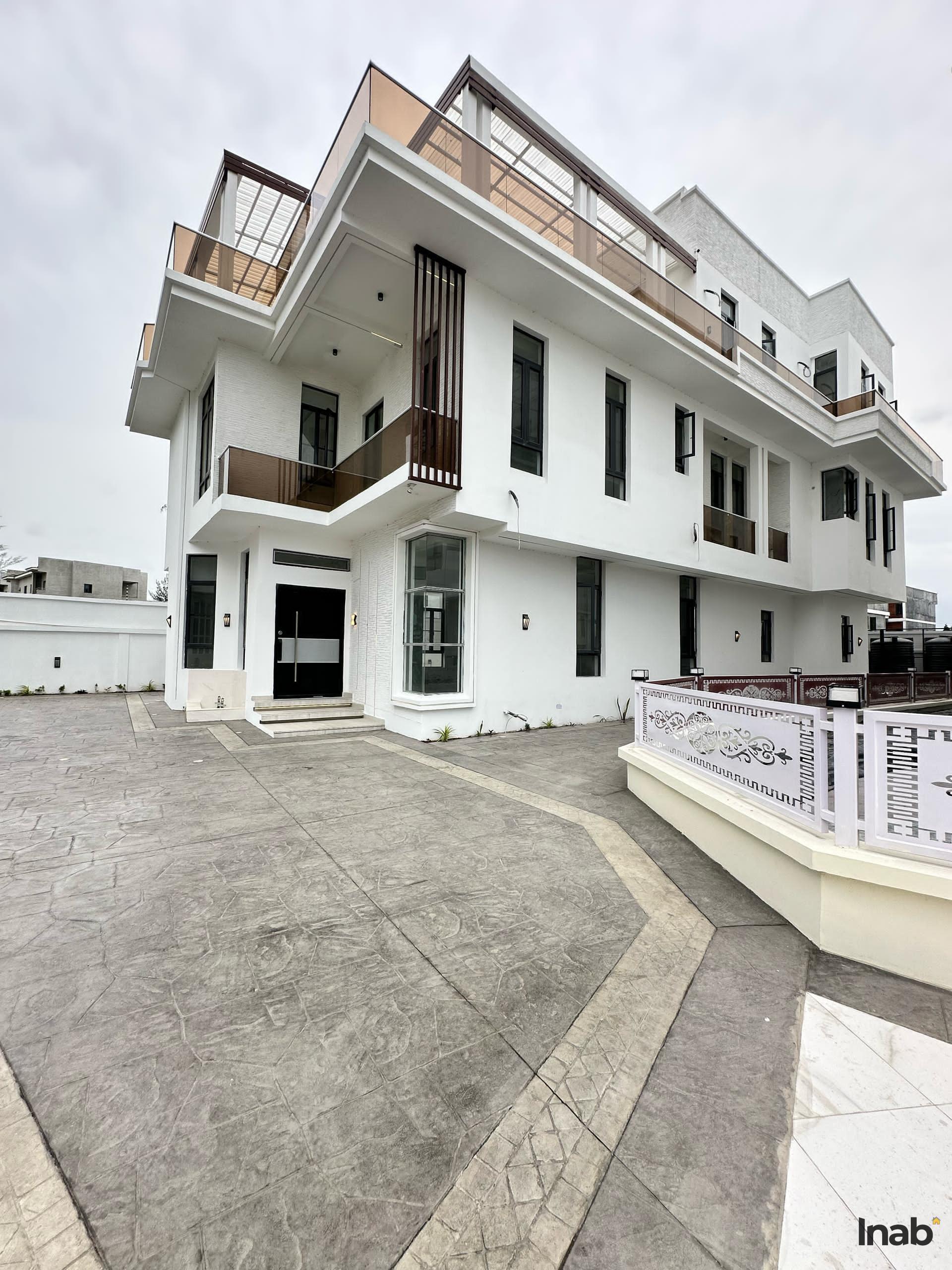 5 Bedroom detached duplex