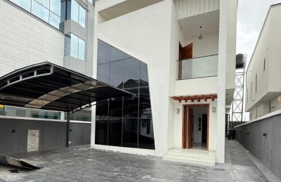 5 Bedroom Fully detached duplex