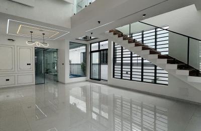 5 Bedroom fully detached duplex