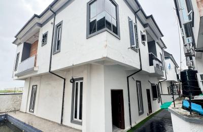 5 BEDROOM DETACHED DUPLEX WITH A SWIMMING POOL