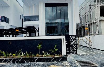 5 BEDROOM DETACHED DUPLEX WITH A SWIMMING POOL