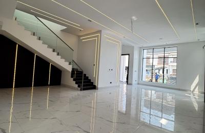 5 BEDROOM DETACHED DUPLEX WITH A SWIMMING POOL