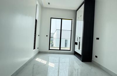 5 BEDROOM DETACHED DUPLEX WITH A SWIMMING POOL
