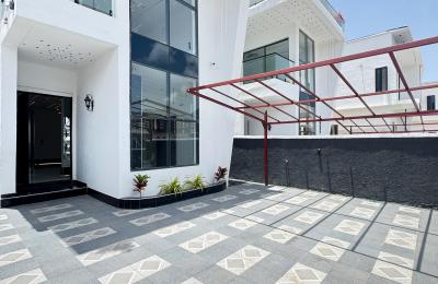 5 BEDROOM DETACHED DUPLEX WITH A SWIMMING POOL