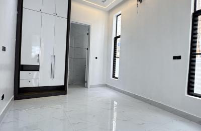 5 BEDROOM DETACHED DUPLEX WITH A SWIMMING POOL