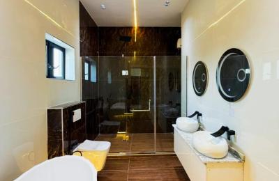 5 BEDROOM DETACHED DUPLEX WITH A SWIMMING POOL