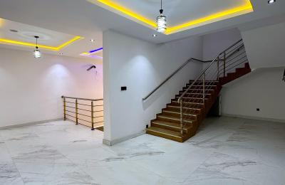 6 BEDROOM DETACHED DUPLEX WITH A SWIMMING POOL