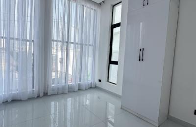 5 BEDROOM DETACHED DUPLEX WITH A SWIMMING POOL
