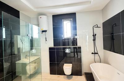 5 BEDROOM DETACHED DUPLEX WITH A SWIMMING POOL