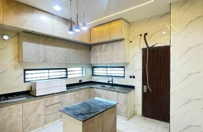 5 BEDROOM DETACHED DUPLEX WITH A SWIMMING POOL