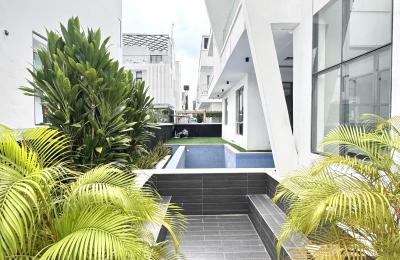 5 BEDROOM DETACHED DUPLEX WITH A SWIMMING POOL