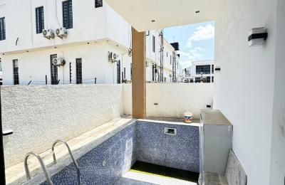 5 BEDROOM DETACHED DUPLEX WITH A SWIMMING POOL