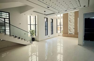 5 BEDROOM DETACHED DUPLEX WITH A SWIMMING POOL