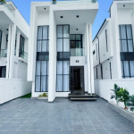 5 BEDROOM DETACHED DUPLEX WITH A SWIMMING POOL