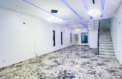 6 BEDROOM DETACHED DUPLEX WITH A SWIMMING POOL