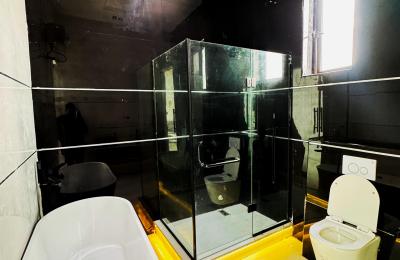 5 BEDROOM DETACHED DUPLEX WITH A SWIMMING POOL