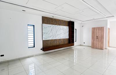 5 BEDROOM DETACHED DUPLEX WITH A SWIMMING POOL