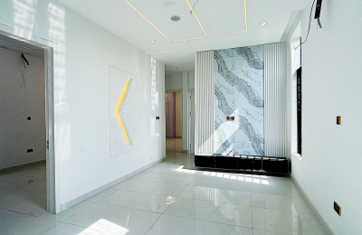 5 BEDROOM DETACHED DUPLEX WITH A SWIMMING POOL