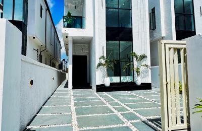5 BEDROOM DETACHED DUPLEX WITH A SWIMMING POOL