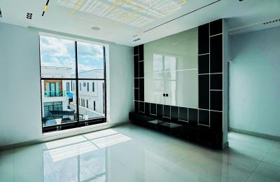 5 BEDROOM DETACHED DUPLEX WITH A SWIMMING POOL