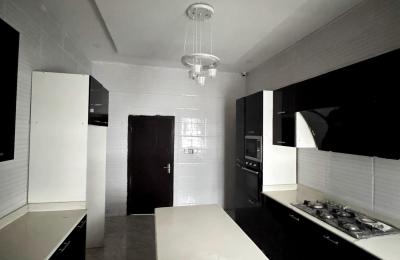 5 BEDROOM DETACHED DUPLEX WITH A SWIMMING POOL
