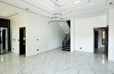 6 BEDROOM DETACHED DUPLEX WITH A SWIMMING POOL
