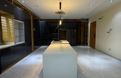 5 BEDROOM DETACHED DUPLEX WITH A SWIMMING POOL