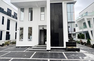 5 BEDROOM DETACHED DUPLEX WITH A SWIMMING POOL