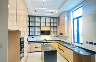 5 BEDROOM DETACHED DUPLEX WITH A SWIMMING POOL