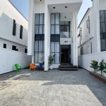 5 BEDROOM DETACHED DUPLEX WITH A SWIMMING POOL