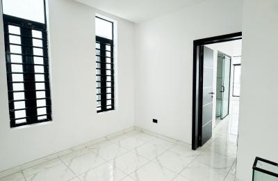 5 BEDROOM DETACHED DUPLEX WITH A SWIMMING POOL