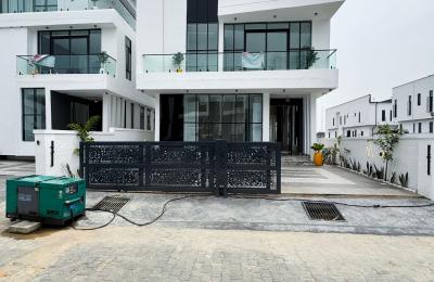 5 BEDROOM DETACHED DUPLEX WITH A SWIMMING POOL