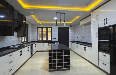 6 BEDROOM DETACHED DUPLEX WITH A SWIMMING POOL