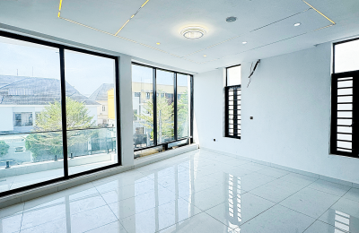 5 BEDROOM DETACHED DUPLEX WITH A SWIMMING POOL