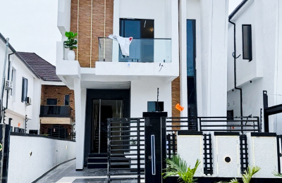 5 BEDROOM DETACHED DUPLEX WITH A SWIMMING POOL