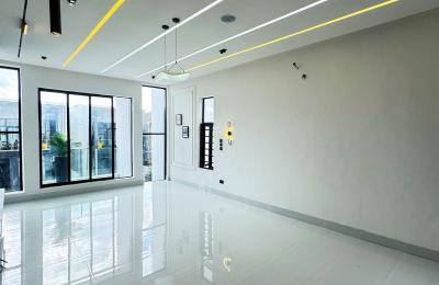 5 BEDROOM DETACHED DUPLEX WITH A SWIMMING POOL