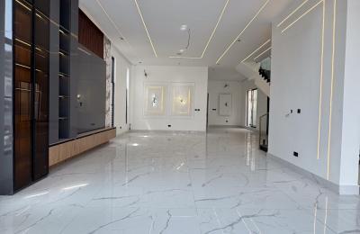 5 BEDROOM DETACHED DUPLEX WITH A SWIMMING POOL
