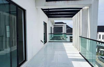 5 BEDROOM DETACHED DUPLEX WITH A SWIMMING POOL