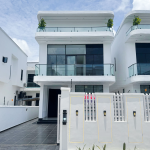 5 BEDROOM DETACHED DUPLEX WITH A SWIMMING POOL