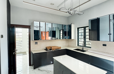 6 BEDROOM DETACHED DUPLEX WITH A SWIMMING POOL
