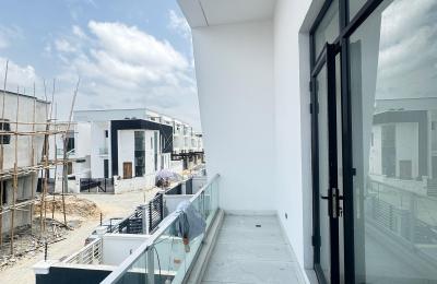 5 BEDROOM DETACHED DUPLEX WITH A SWIMMING POOL