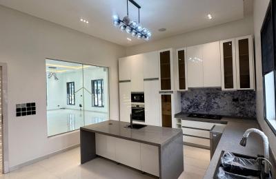 5 BEDROOM DETACHED DUPLEX WITH A SWIMMING POOL