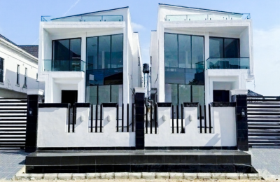 5 BEDROOM DETACHED DUPLEX WITH A SWIMMING POOL