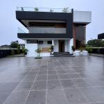 5 BEDROOM DETACHED DUPLEX WITH A SWIMMING POOL