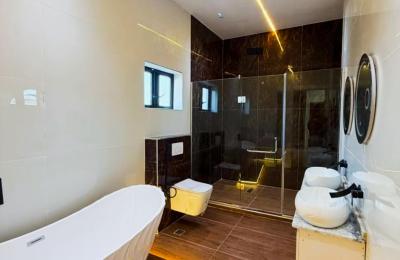 5 BEDROOM DETACHED DUPLEX WITH A SWIMMING POOL