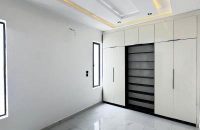 5 BEDROOM DETACHED DUPLEX WITH A SWIMMING POOL