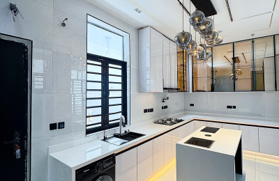 5 BEDROOM DETACHED DUPLEX WITH A SWIMMING POOL
